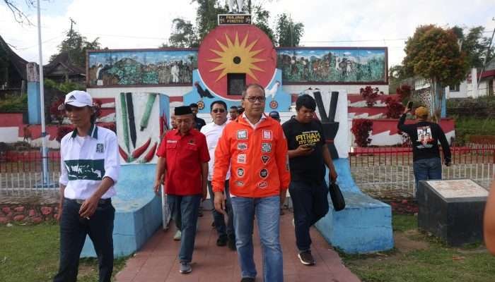 Cagub Sulsel Danny Pomanto Ziarah ke Makam Pahlawan Pongtiku saat Kampanye di Toraja Utara