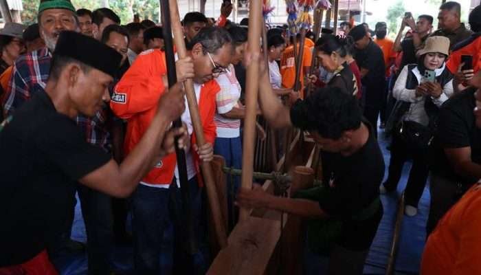 Syukuran Panen, Warga Sidrap Mappadendang Bersama Cagub Sulsel Danny Pomanto