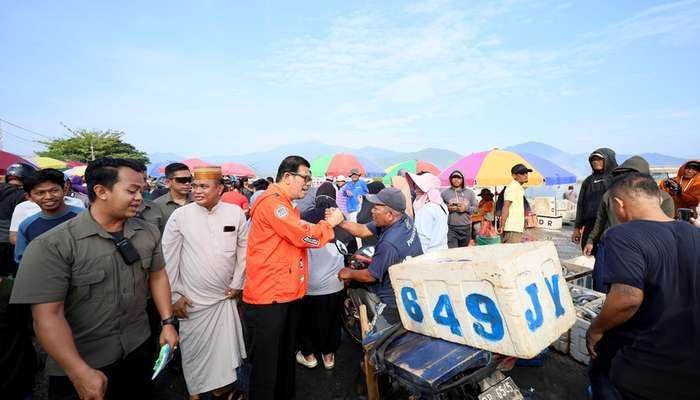 Blusukan di TPI Palopo, Cawagub Sulsel Azhar Arsyad Terima Aspirasi Pedagang dan Nelayan