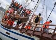 Cuaca Cerah, Danny-Azhar Naik Perahu Pinisi ke Lokasi Kampanye Akbar di CPI Makassar