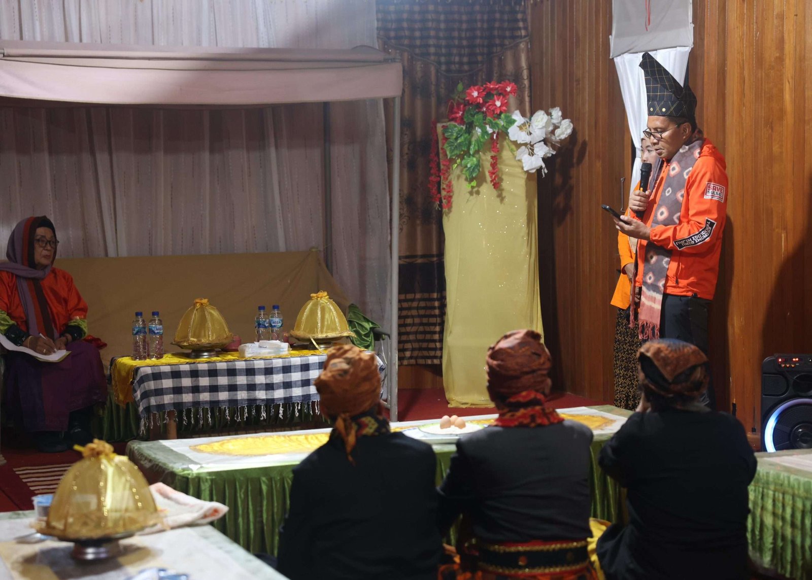 Upacara adat Massolo' untuk menyambut kedatangan Cagub Sulsel Danny Pomanto di Rongkong.