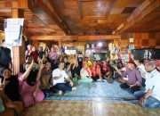 Duduk Bersila Bersama Warga, Azhar Akui Akibat Utang Pemprov Neraca Keuangan Tak Normal