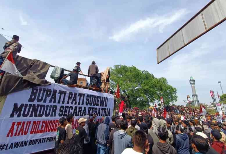 Aksi Demonstrasi Warga Pati akibat kenaikan PBB